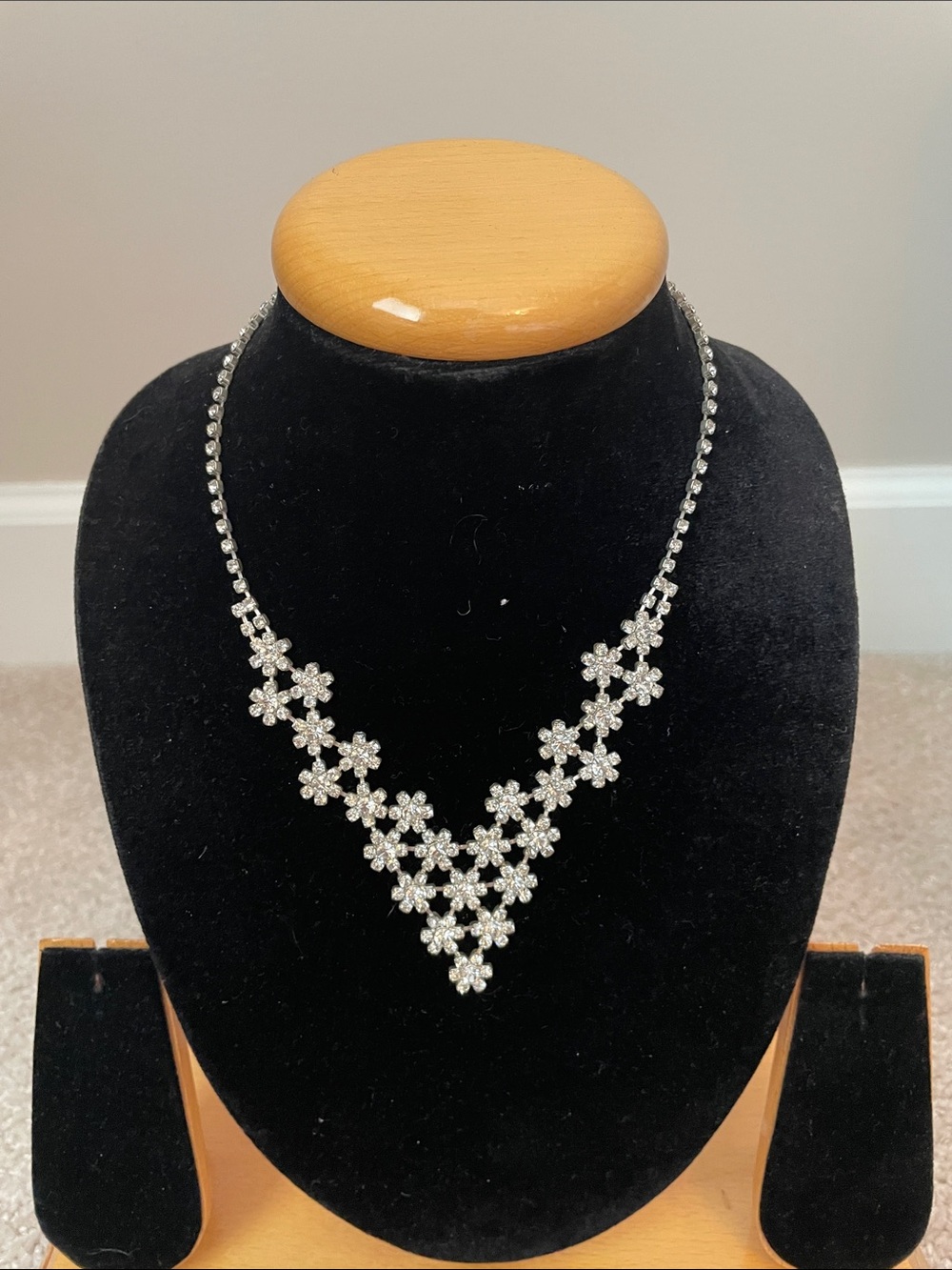 Sparkly Crystal flower design necklace
